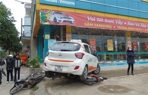 Bàng hoàng taxi lao lên vỉa hè, đè bẹp xe máy