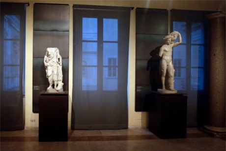 Đón Tổng thống Iran, nước Ý "thẹn thùng" che tượng khỏa thân