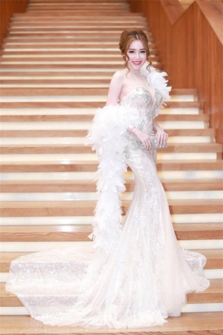 Elly Trần khoe vòng 1 quyến rũ dự sự kiện