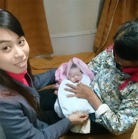 Xúc động bé gái chào đời trên tàu SE18