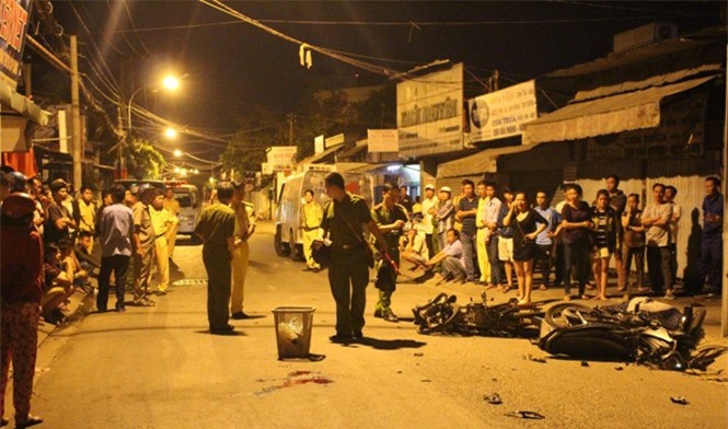 Bàng hoàng 2 xe máy tông trực diện, 3 người thương vong