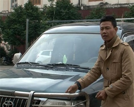 Bắt giam tài xế hất cảnh sát lên nắp capo, chạy 30km