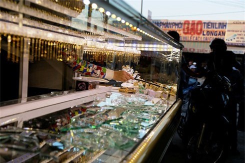 Liều lĩnh dùng búa đập tủ cướp vàng giữa ban ngày ở Bình Dương