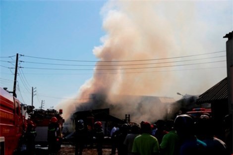 Lửa cháy ngùn ngụt , ba công ty gỗ chìm trong biển lửa