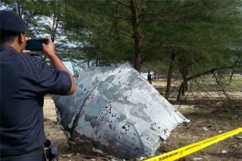 Mảnh vỡ nghi của máy bay mất tích MH370 trôi dạt vào Malaysia