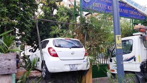 Ô tô tông hàng rào sắt, cửa ngõ sân bay Tân Sơn Nhất ùn tắc