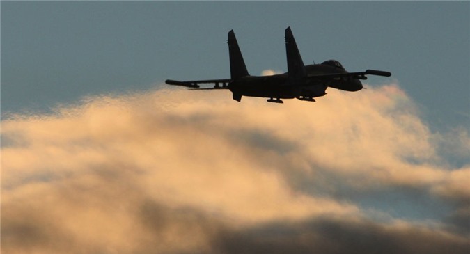 Tiêm kích Su-27 Nga chặn đầu phi cơ trinh sát Mỹ trên Biển Đen