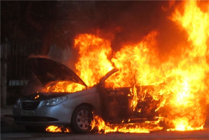 Bộ Công thương nói về việc "xế hộp" dùng xăng A95 bị cháy