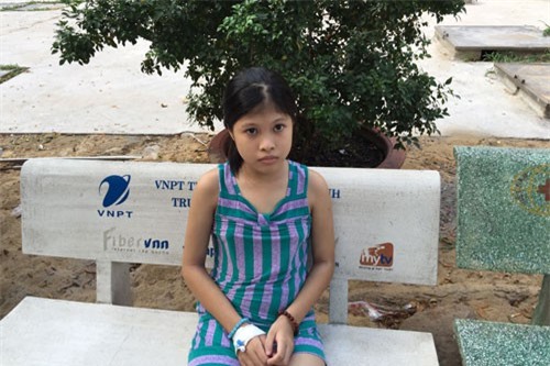 Cha bỏ, mẹ bán vé số phận con mong manh