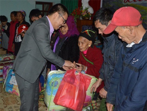 Công ty Cổ Phần Nafoods Group tặng quà cho hộ nghèo vùng biên giới