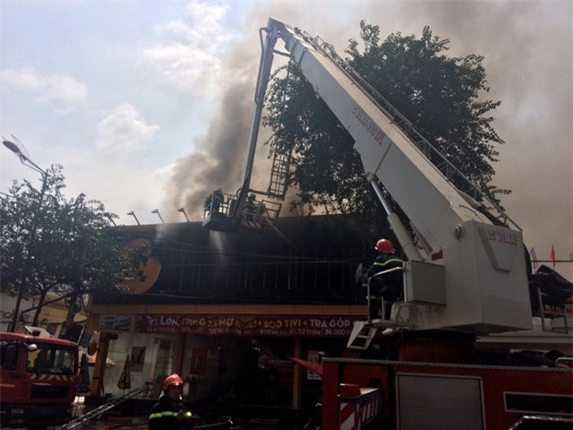 Lửa cháy kinh hoàng trong gara ô tô, thiêu rụi 10 xe sang