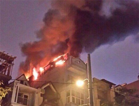 Quán ăn bốc cháy, bà lão rơi từ tầng 6 tử vong