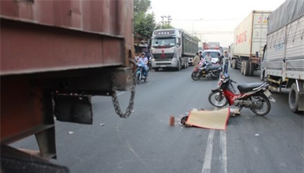 Va chạm xe container, nạn nhân bị chèn qua người chết thảm