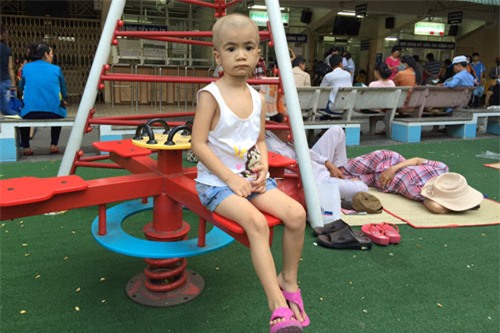 Ba năm mang bệnh con kiệt sức, cha mẹ kiệt quệ