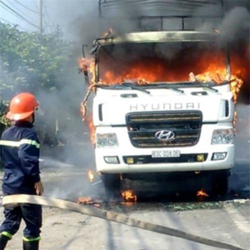 Xe tải bất ngờ cháy ngùn ngụt trên đường