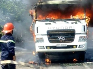 Xe tải bất ngờ cháy ngùn ngụt trên đường