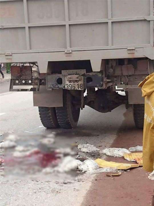 Bàng hoàng một phụ nữ tử vong vì đâm vào gầm xe tải