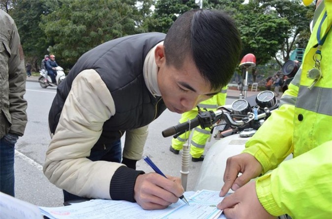 Hà Nội chính thức xử phạt người đi bộ vi phạm giao thông