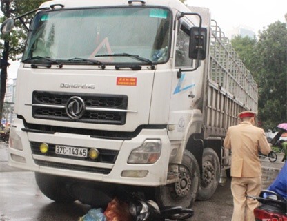 Ô tô tải cuốn xe máy vào gầm, 1 người tử vong