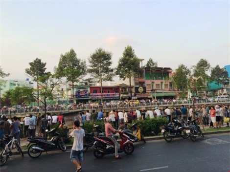 Tá hỏa thi thể nam sinh nổi lập lờ trên kênh Nhiêu Lộc