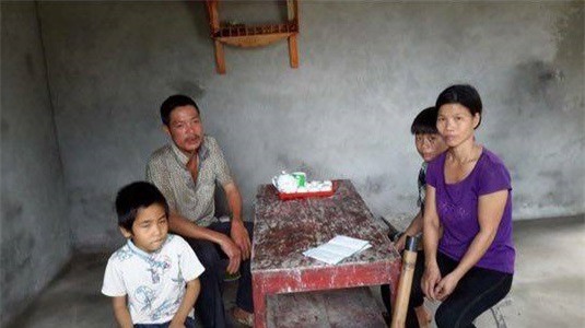 Chồng con đều tâm thần, một mình mẹ làm sao nuôi nổi?