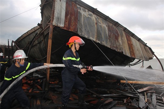 Đà Nẵng: Cháy xưởng gỗ gần 500m2, thiệt hại hàng tỷ đồng