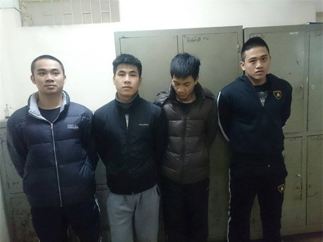 Ép mẹ trả nợ thay con gái bằng cách đổ chất thải vào nhà