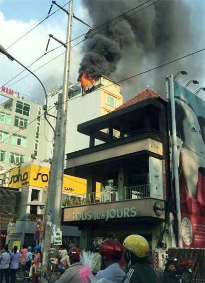 Khách sạn trung tâm Sài Gòn phát hỏa, hàng chục người tháo chạy