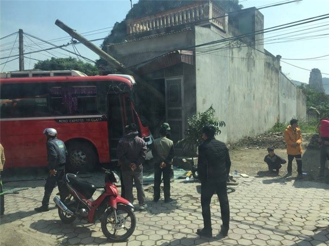 Kinh hoàng xe khách mất lái lao thẳng vào nhà dân