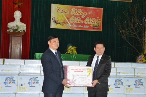 Tập đoàn TH trao 200 suất quà tết cho trẻ em làng mồ côi SOS