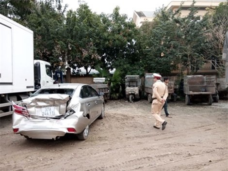 Xe tải đâm bay xe đón dâu 10 mét, cô dâu chú rể thoát chết trong gang tấc