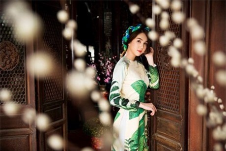 Ngọc Trinh e ấp mặc áo dài đón Xuân