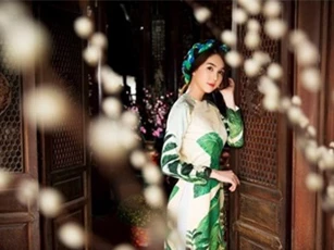 Ngọc Trinh e ấp mặc áo dài đón Xuân
