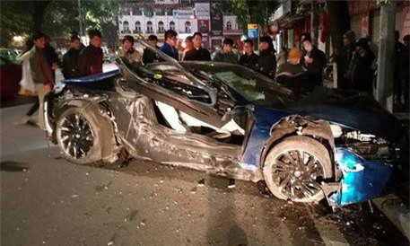 BMW i8 rụng bánh, nát sườn sau khi gây tai nạn bên hồ Gươm