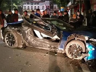 BMW i8 rụng bánh, nát sườn sau khi gây tai nạn bên hồ Gươm