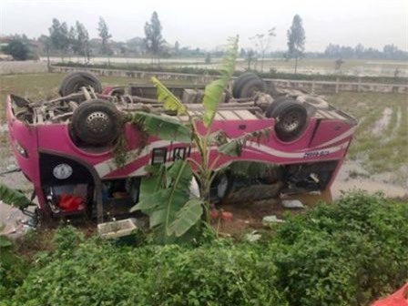 Xe chở khách về ăn Tết lao xuống ruộng, 7 người đi cấp cứu