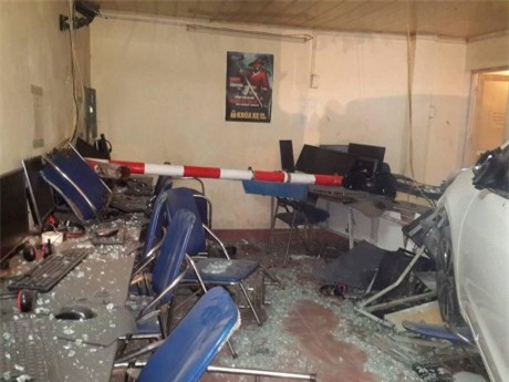 Xế hộp KIA K3 "nổi điên" chui lọt quán net ở Hà Nội, 4 người bị thương