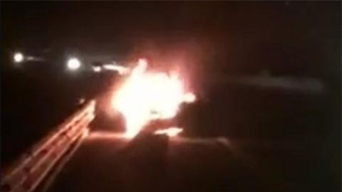 2 bình cứu hỏa không 'cứu' nổi xe sang Lexus đang bốc cháy