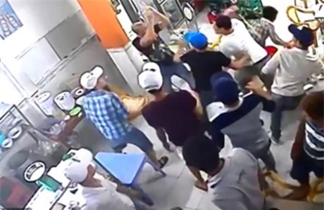 Bạn nhậu tàn sát lẫn nhau, kẻ chết người bị thương