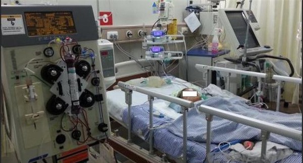 Bé gái 3 tuổi suýt bỏ mạng vì sự lơ đãng của mẹ