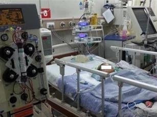 Bé gái 3 tuổi suýt bỏ mạng vì sự lơ đãng của mẹ