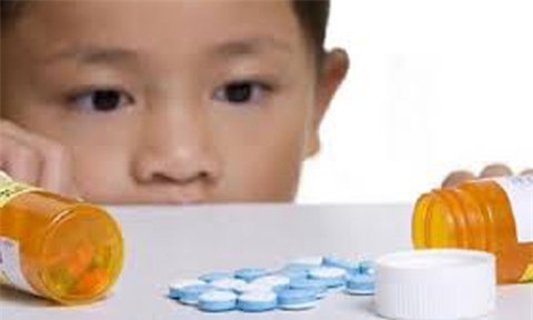 Bé trai uống thuốc chống động kinh tự tử vì bị mẹ la mắng