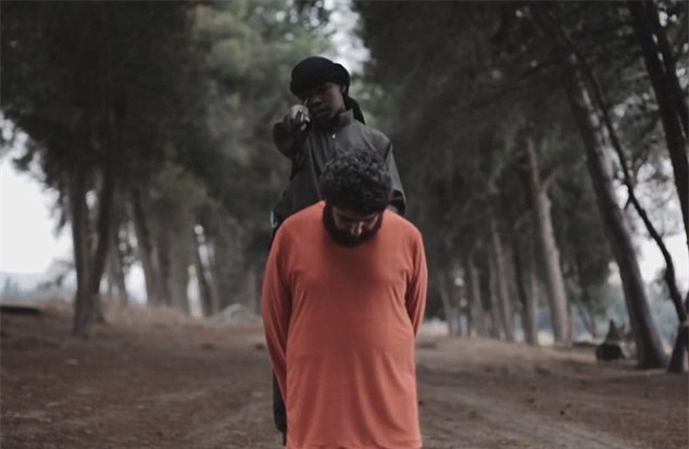 Cha mẹ bị ép chứng kiến cảnh IS hành quyết con trai