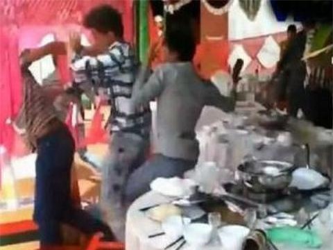 Sân khấu đám cưới bỗng trở thành "võ đài"