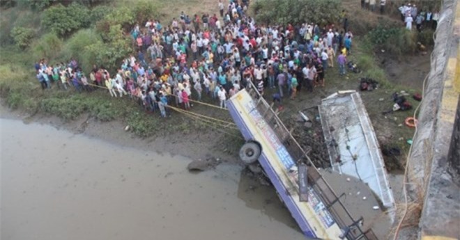 Xe buýt rơi từ trên cầu xuống sông, hàng chục người thiệt mạng