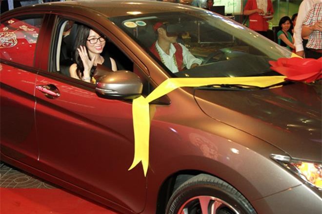 Bất động sản thắng lớn, nhân viên nhận thưởng Tết bằng ô tô