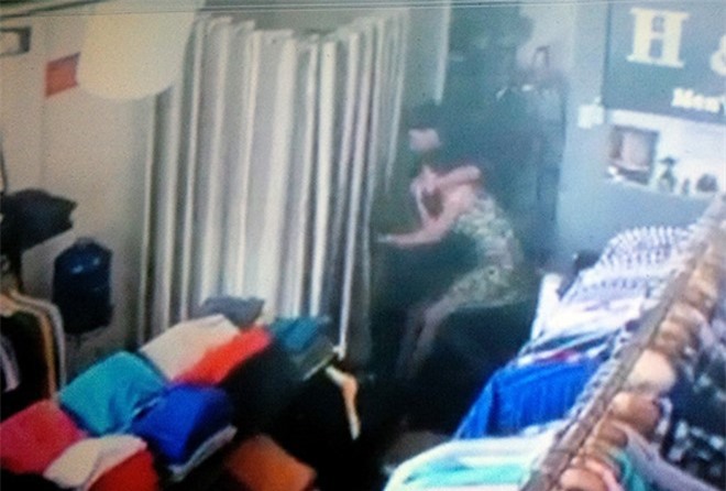 Thanh niên liều mình cướp tài sản trong cửa hàng thời trang