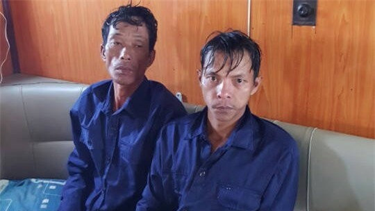 Cứu sống 2 ngư dân bị chìm ghe trên biển ngày 30 Tết