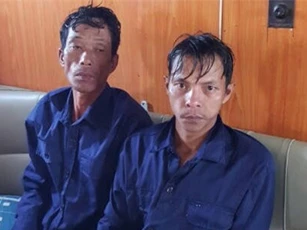 Cứu sống 2 ngư dân bị chìm ghe trên biển ngày 30 Tết