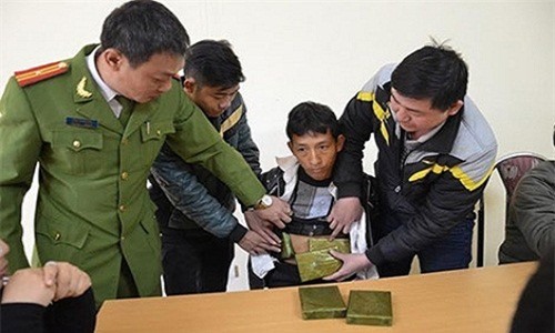 Tóm gọn kẻ quấn 5 bánh heroin ở bụng